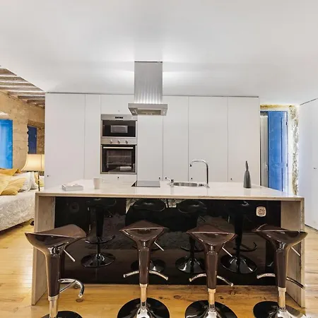 Street Loft Apartment *